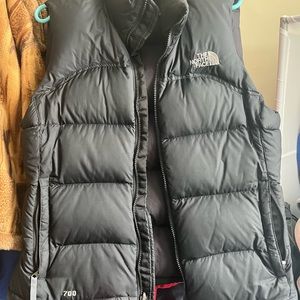 Black the North face puffer vest